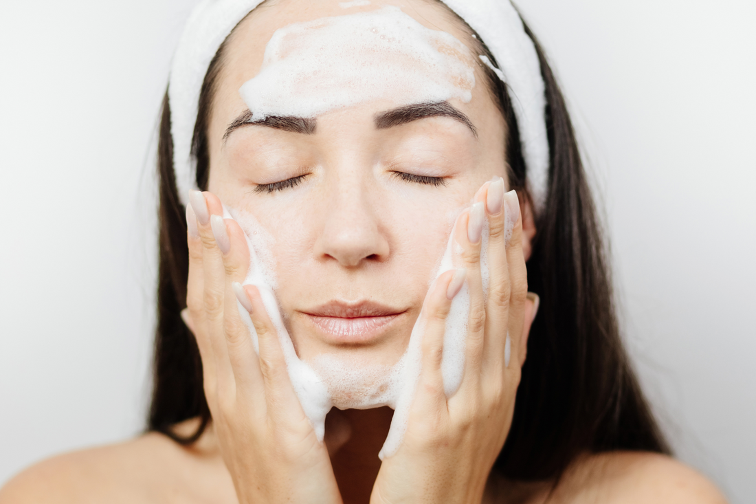 DIY - Créez votre propre eau purifiante visage au basilic pour une peau saine