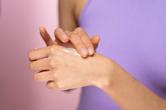 Huile végétale vs crème hydratante : que choisir selon ta peau ?