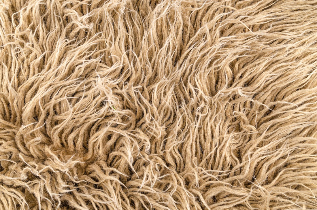 L'Art de Maîtriser le Volume  Comment Porter la Fausse Fourrure sans Compromis sur l'Élégance