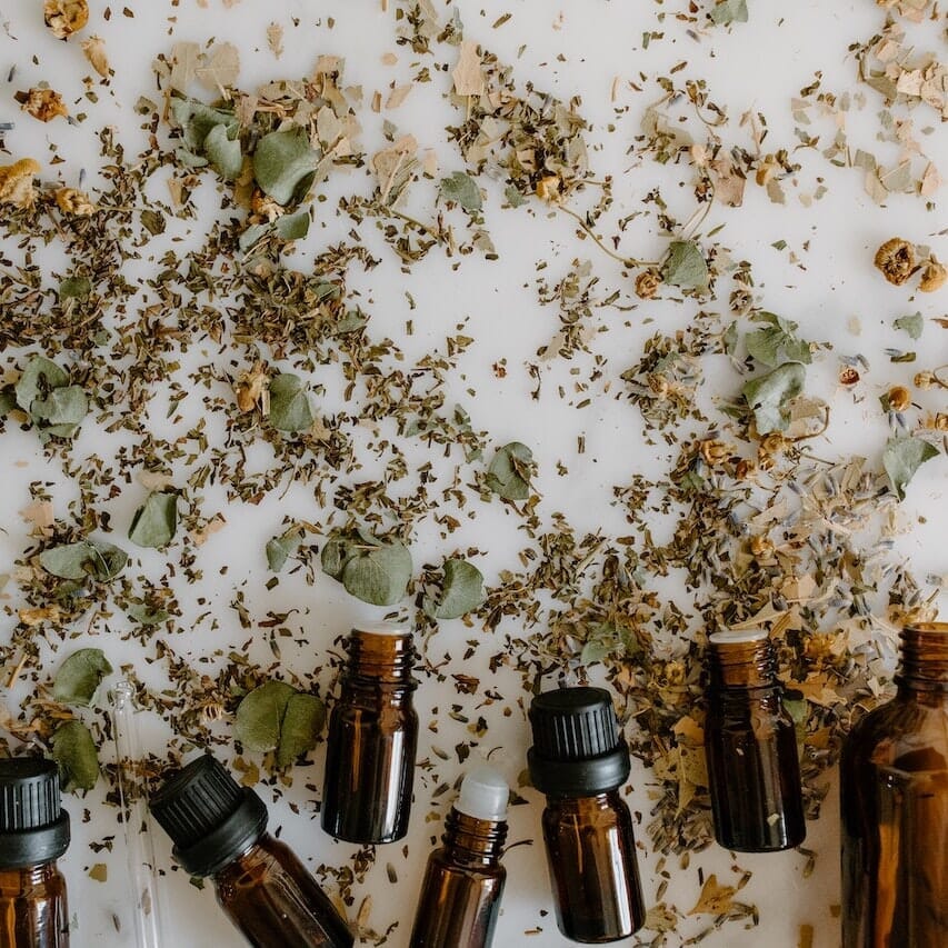 Les 5 huiles essentielles les plus efficaces pour traiter naturellement l’acné