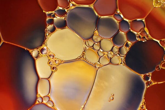 Zoom sur l'acide glycolique : une solution naturelle contre l'acné