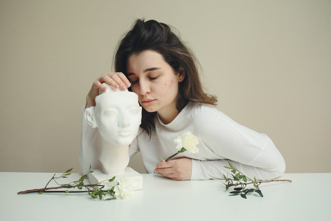 Zoom sur l’acné : causes, conséquences et solutions pour les boutons du visage