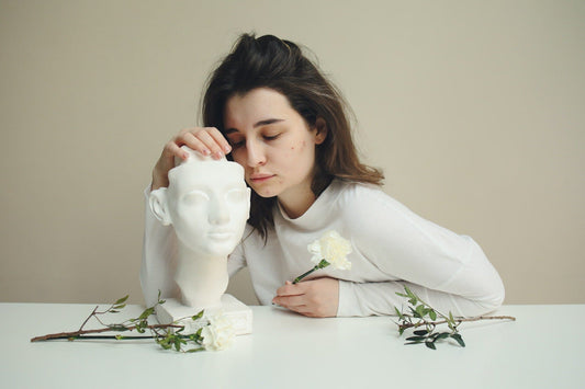 Zoom sur l’acné : causes, conséquences et solutions pour les boutons du visage